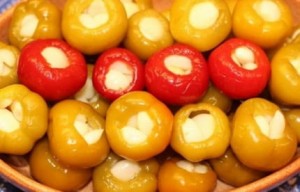 Papryka czereśniowa pikantna marynowana nadziewana czosnkiem