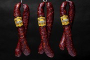 wegierska Kiełbasa paprykowa wiejska lekko pikantna ze świń rasy mangalica - szilvas