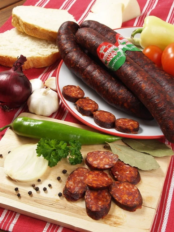 węgierska kiełbasa łagodna paprykowana z koniny