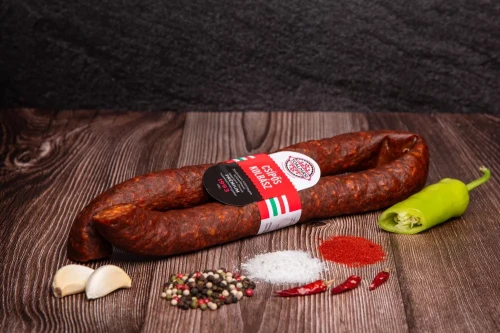 wegierska pikantna paprykowa oryginalna kielbasa wieprzowa