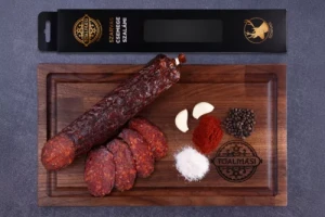 Węgierskie salami łagodne z jelenia - Tóalmási csemege kézműves Szarvas szalámi díszdobozban 500g