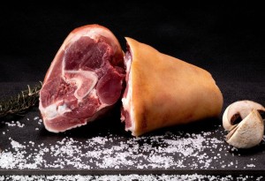 Węgierska surowa golonka tylna z Mangalicy 2kg