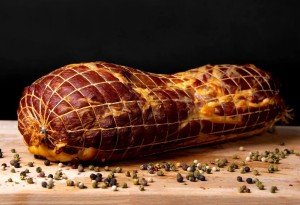 Węgierska szynka ze skórą wędzona w siatce - Szilvási Füstölt bőrös kötözött sonka 1,5kg