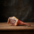 Udziec-z-mangalicy-w-całości-z-kością-dojrzewający---Mangalica-paraszt-comb-sonka-egészben
