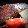 Tradycyjna pikantna kiełbasa z mangalicy