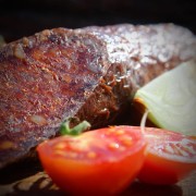 Tradycyjna pikantna kiełbasa z mangalicy