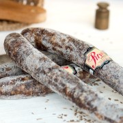 dojrzewająca kiełbasa węgierska bez papryki w szlachetnej pleśni