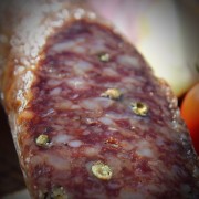 Węgierska gruba kiełbasa z Mangalicy z zielonym pieprzem 550g. Wędzona i sezonowana, z dodatkiem wołowiny. Wyrazisty węgierski specjał.