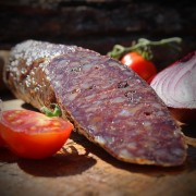 dojrzewająca kiełbasa z mangalicy z żurawiną