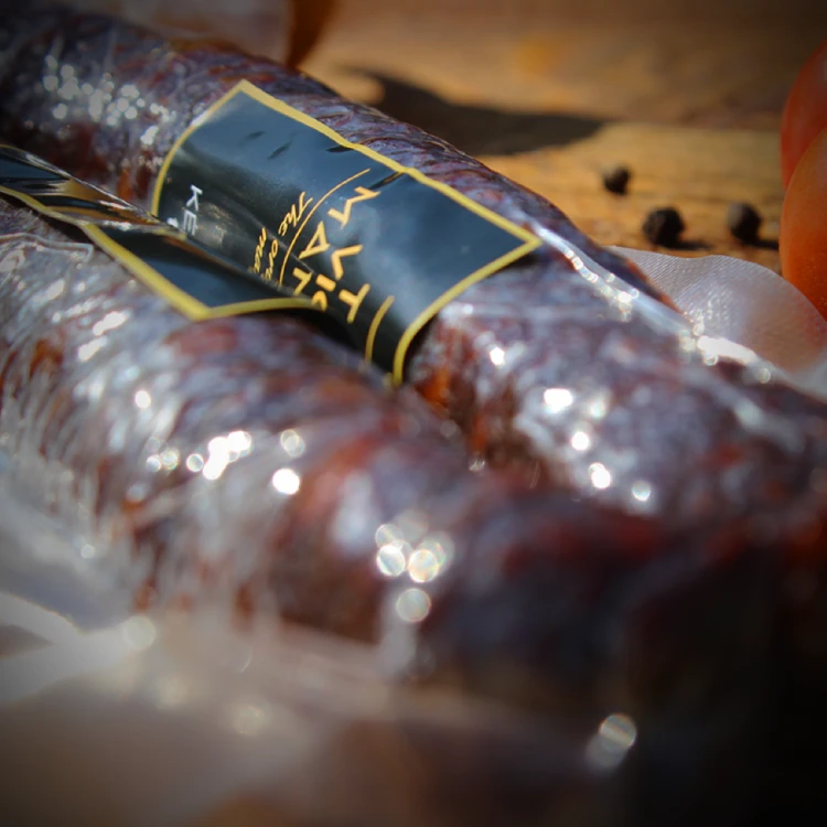 Węgierska pikantna kiełbasa z Mangalicy 300g z wołowiną i 1,2% ostrej papryki. Wędzona, dojrzewająca i półsucha. Bez konserwantów.