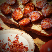 wegierska kiełbasa z mangalicy z dodatkiem ostrego chili