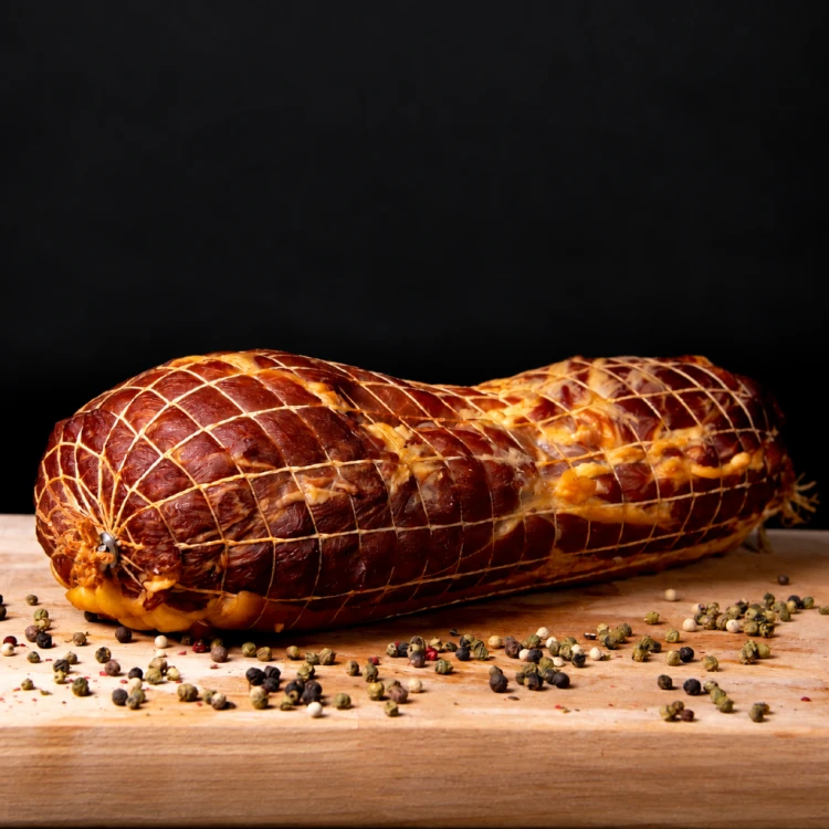 Węgierska szynka ze skórą wędzona w siatce ok. 1,5kg – Szilváshús