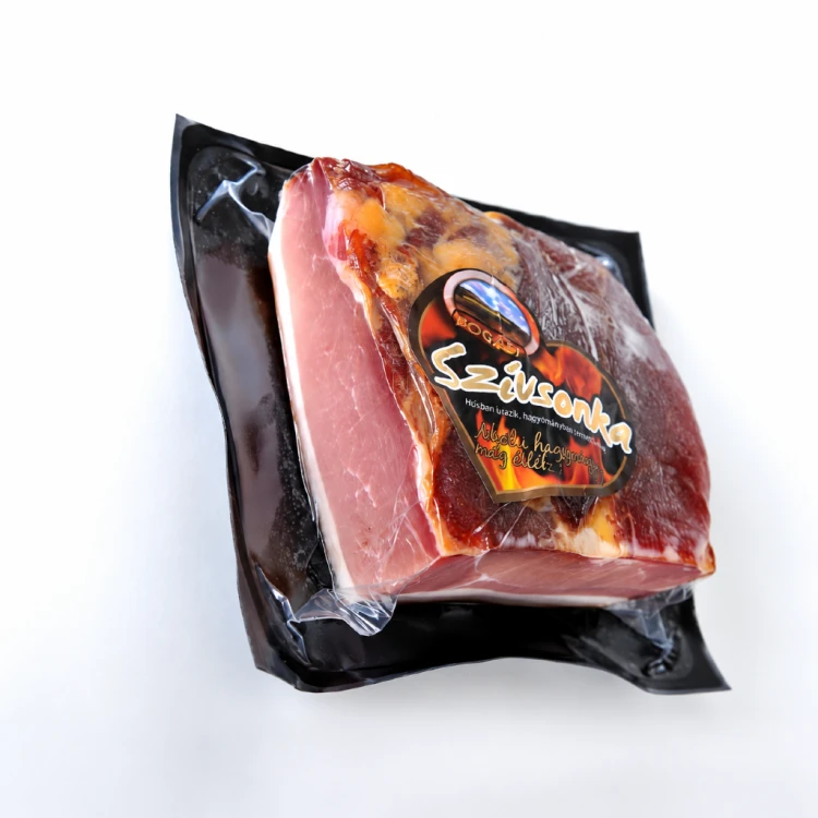 Węgierska szynka Bogád-Hús Szívsonka 1kg – dojrzewająca i wędzona na zimno. Kawałek większej szynki, pakowany próżniowo, do samodzielnego krojenia.