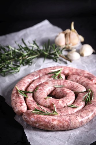 Węgierska kiełbaska surowa grillowa biała z majerankiem - Nyers juhbeles bajor grillkolbasz